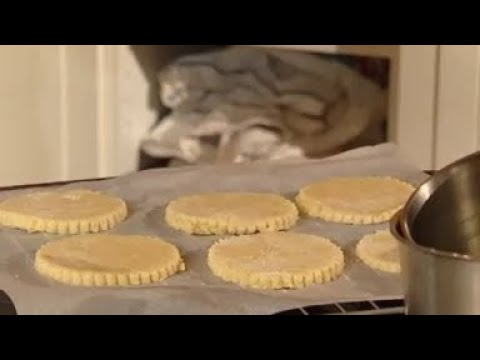 Видео: Клубничные тортики (воздушные пирожные со свежей клубникой и взбитыми сливками)