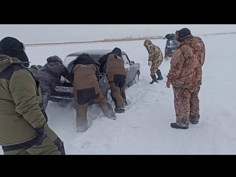 Видео: Рыбалка  на озере Чаны.. В экстремальных условиях. Два километра на лопате👌😉 22.01.2023