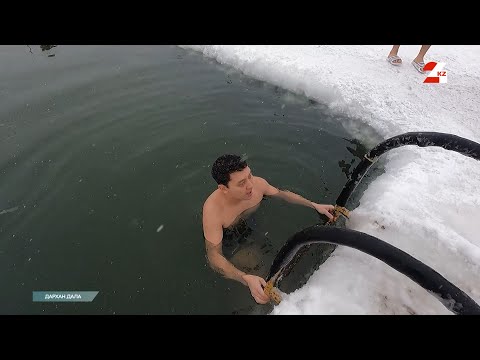 Видео: Экстремалды туризм: мұздай суда шомылу | Дархан дала