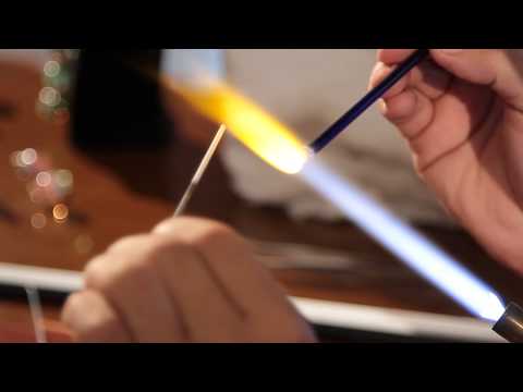 Видео: «Ручная работа». Кулон-сова в технике лэмпворк (8.07.2015)