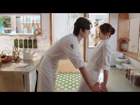 Видео: Генеральный директор видит, как девушка встречается с другими мужчинами.