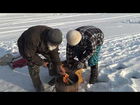 Видео: КАК ДЯДЯ ТОЛЯ С ТЕТЕЙ ВЕРОЙ УДИЛИ РЫБКУ В ДЕКАБРЕ