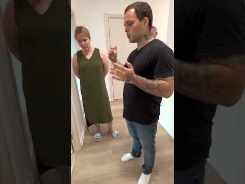 Видео: Выпуск 2. Громкий мопс!) Коррекция лая на гостей и реакции на движущиеся объекты на прогулке.