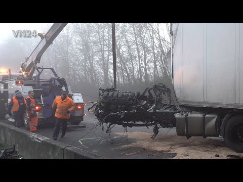 Видео: 20.12.2021 - VN24 - Грузовик врезался в опору моста - у водителя оторвало кабину