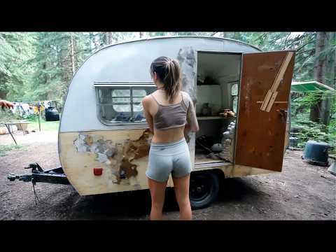 Видео: Молодая женщина строит удивительный самодельный кемпер | От начала до конца @OnlyCampers