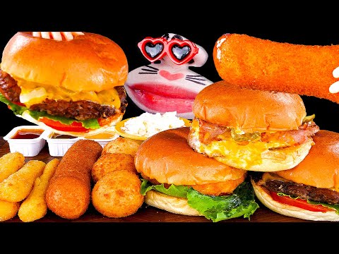 Видео: три бургера, гигантский чизстейк и чизбол | ASMR-мукбанг от REALMOUTH