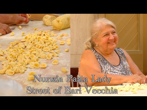 Видео: Она готовит пасту на улице уже 60 лет! Королева пасты ореккьетте в Бари, Апулия
