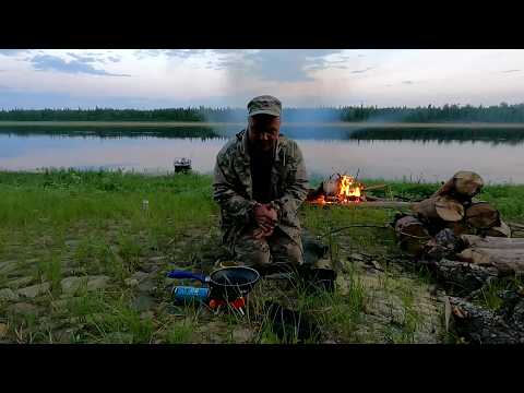 Видео: За трофейным окунем на лодке / Рыбалка с ночевкой / Наедине с природой, в дали от цивилизации