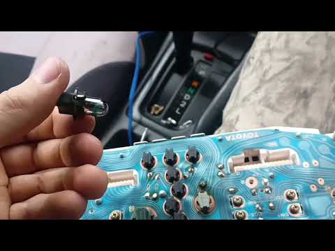 Видео: Тойота Карина ат212,замена лампочек в панели приборов, в климат контроле, АКПП и пепельнице