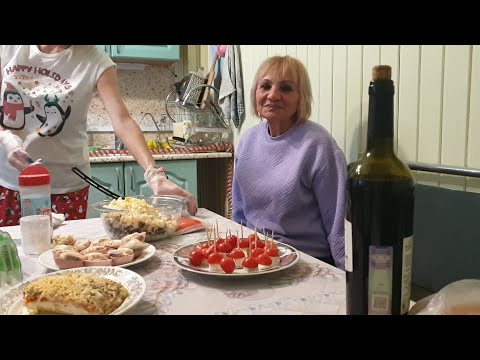 Видео: Отмечаем РОЖДЕСТВО | Мама приехала В ГОСТИ | Открыли заготовки НА ЗИМУ и накрыли СТОЛ 😋🥫