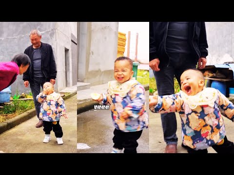 Видео: Кайкай очень любит паровые булочки бабушки.🍞🥳