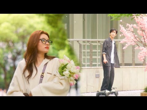 Видео: Красивый парень катался на скейтборде, Золушка увлеклась им и призналась ему в любви.