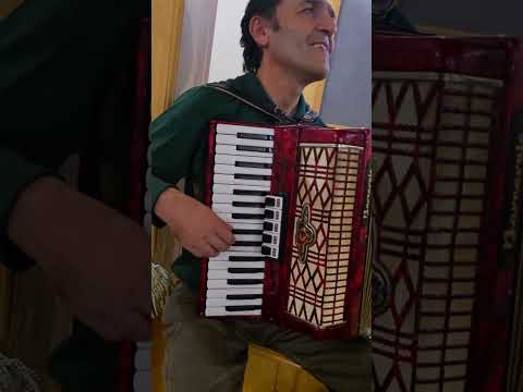 Видео: Имрӯз бо рафиқон шинем ё нашинем.....                                  Наво ва суруди гӯруҳи  "САМО"