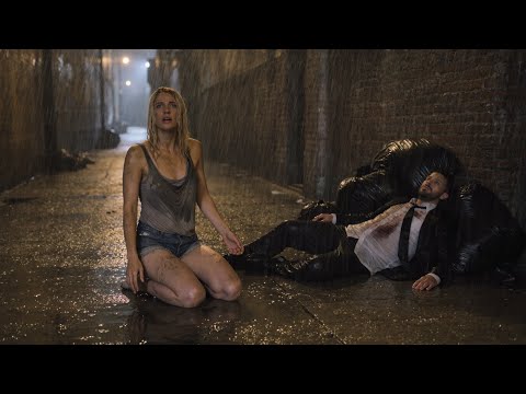 Видео: Бедная девушка нашла пьяного миллионера в мусоре и забрала домой — что было дальше?