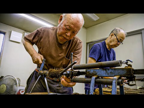 Видео: Потрясающие навыки великих пожилых людей. Изготовление щетки, удочки, сумочки и курицы.