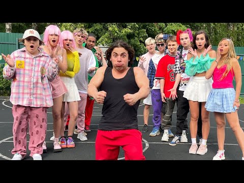 Видео: Ученици vs нов учител 👊 Как да победим Мини-Хълк? Тийнейджърски проблеми | KiKiDo Campus