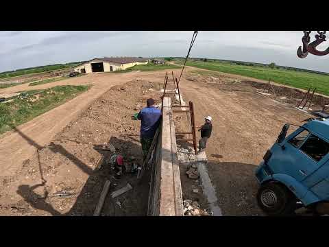 Видео: монтаж плит для силосной ямы