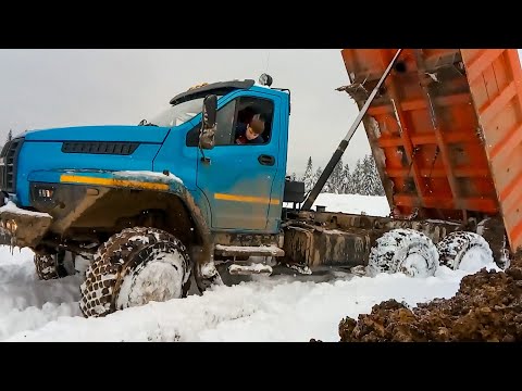 Видео: Доставить груз по грязи и не застрять! Вот как доставляют грузы в сложных условиях бездорожья!