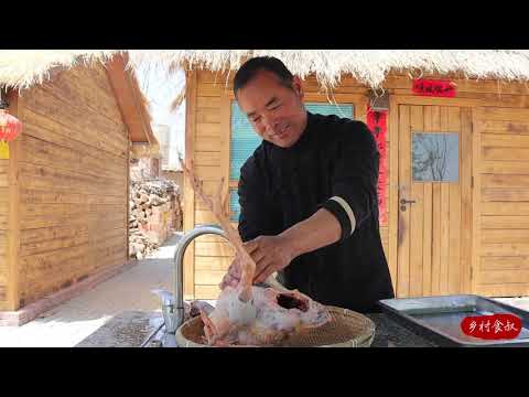 Видео: Жарить индейку полдня в глиняном горшочке | Дядя сельский гурман