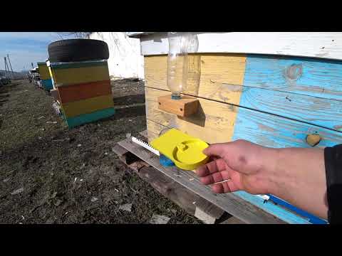 Видео: Весеняя стимуляция пчелосемей в ульях лежаках. Пример летковых  кормушек ( дешевых)