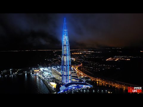 Видео: Лахта центр ночью в цветах Зенита (Lakhta center at night in Zenith colors 4k)