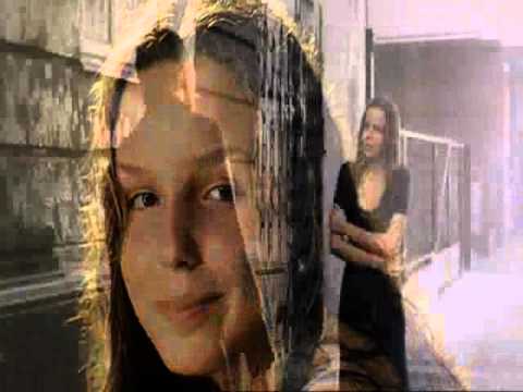 Видео: "Я У ТВОИХ НОГ"