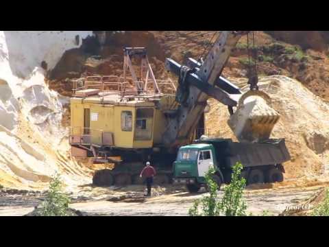 Видео: EKG-5 shovel loads dump trucks in sand quarry. ЭКГ-5 загружает самосвалы песком