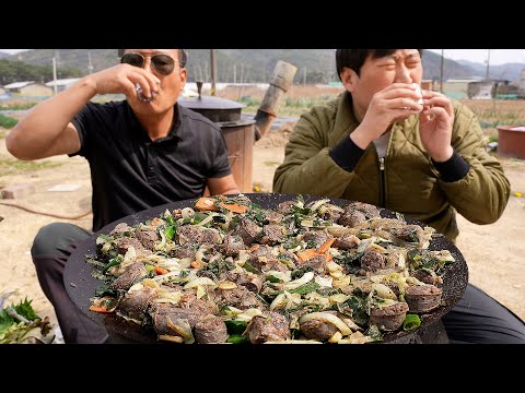 Видео: Корейская колбаса с тушеными овощами - кулинарное шоу Мукбанг.