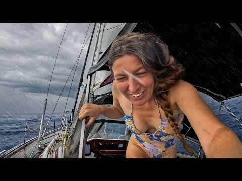 Видео: Шквалы на пути в Микронезию ⛈️