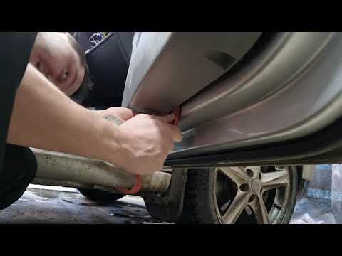 Видео: Как снять дверные карты на Volkswagen Caddy.