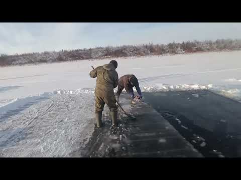 Видео: Заготовка питьевого льда в Якутии