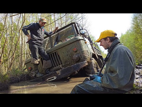 Видео: ГАЗОН УМЕР в чаще леса! Приключения по-Русски!  Грузовик вязнет в болоте! Что делать?