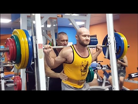 Видео: Как накачать ноги в Смите. Приседания со штангой в машине Смита - все нюансы, подробно