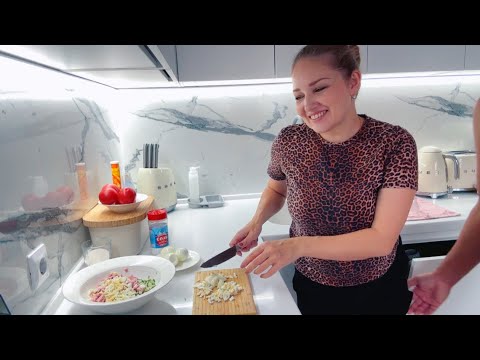 Видео: ВЛОГ Убрали летние вещи на чердак ! Готовлю салат и шарлотку ! Стираем шторы! В Анапу ПРИШЛА ОСЕНЬ 