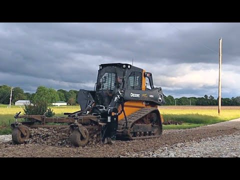 Видео: Ремонт гравийной подъездной дороги с помощью граблей Harley — John Deere 325G