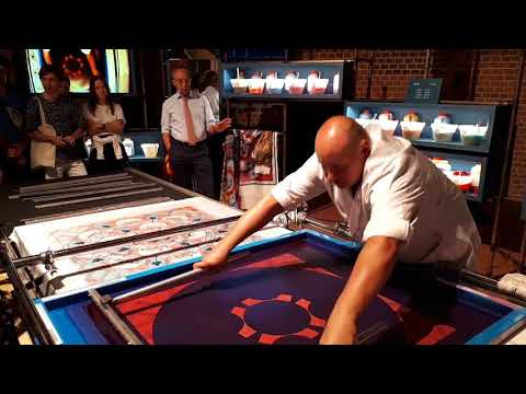 Видео: Hermes за кулисами. Изготовление платков Hermes.