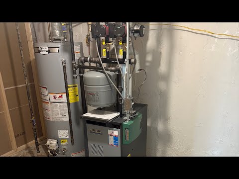 Видео: Посмотрите, как Майки Пайпс заменяет 50-летний бойлер на современный Weil-McLain CGa5 (полное про...