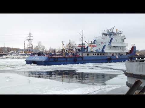 Видео: Толкач "ОТ" вскрывает реку.