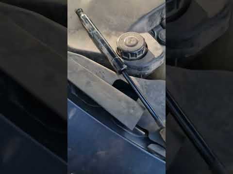 Видео: Меняем Стойки на капоте.