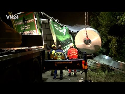Видео: VN24 - Восстановление перевернувшегося грузовика, груженого стальными рулонами, на A44