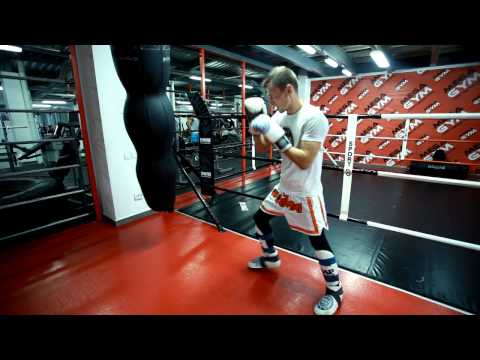 Видео: Кикбоксинг. Удар ногой Раундхаус кик(хай кик)- методика отработки с Мартыновым Андреем