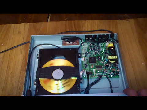 Видео: Чистим лазер на проигрывателе DVD.  Clean the laser on the DVD player.