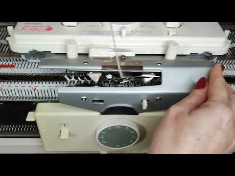 Видео: Узор "кукурузка" на вязальной машине Silver Reed.