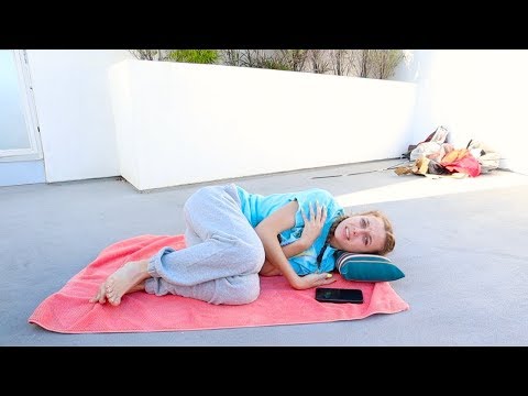 Видео: 24 ЧАСА НА БАЛКОНЕ - Эмма Чемберлен