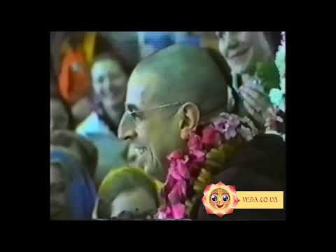 Видео: Подношение Нитай Чайтаньи Госвами - Вьяса пуджа Ниранджана Свами 1996