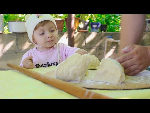 Видео: Пока мама отвлеклась, тесто исчезло... Мистика на кухне!