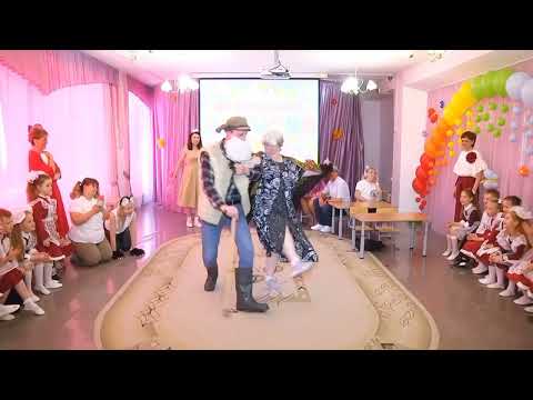 Видео: Сценка родителей в детском саду на Выпускной! Смешная сценка родителей на выпускной!