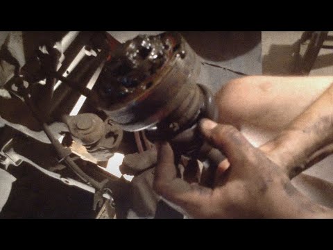 Видео: Как снять полуось и поменять пыльник на внутреннем ШРУСе T4