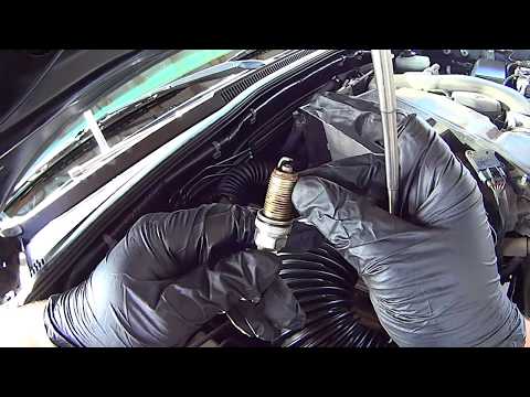 Видео: Как заменить свечи зажигания на Toyota Tacoma 4.0L V6 2005-2015 годов выпуска