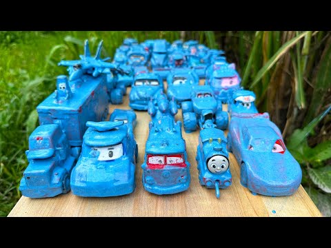 Видео: Уберите грязные мини-машинки и колонны машинок Диснея! Играйте в саду!